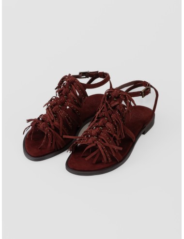 Sandalia plana burdeos ASH Panic con flecos en el empeine, hebilla al tobillo y tachas metálicas