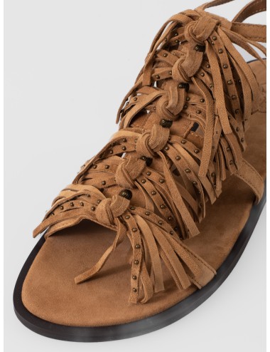 Sandalia plana marrón ASH Panic con flecos en el empeine, hebilla al tobillo y tachas metálicas