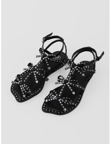 Sandalia plana negra ASH Gladius con tiras finas, lazos decorativos y aplicaciones metálicas
