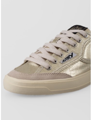 Zapatilla baja platinum Autry Windscape Low Woman con acabado metalizado y refuerzo de ante
