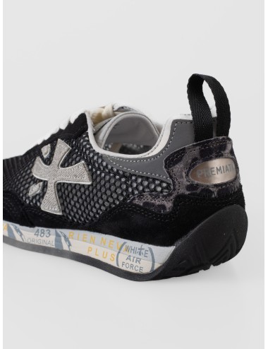 Zapatilla negra Premiata Runsead con malla, logo lateral y suela con grafismos impresos