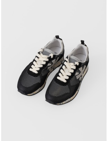 Zapatilla negra Premiata Runsead con malla, logo lateral y suela con grafismos impresos