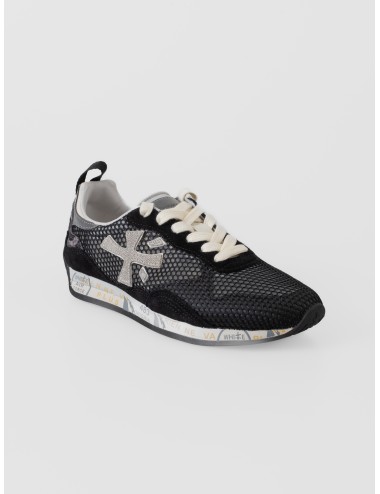 Zapatilla negra Premiata Runsead con malla, logo lateral y suela con grafismos impresos