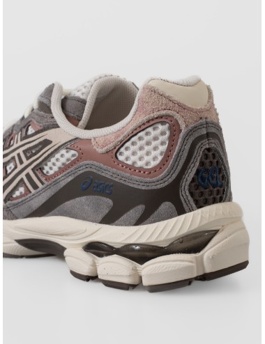 Zapatilla Asics GEL-NYC birch driftwood con malla abierta y superposiciones en contraste