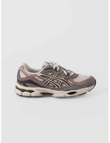 Zapatilla Asics GEL-NYC birch driftwood con malla abierta y superposiciones en contraste