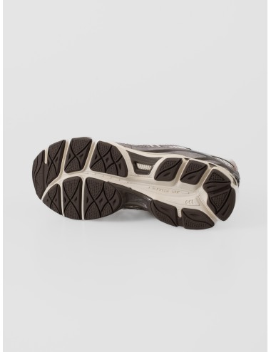 Zapatilla Asics GEL-NYC birch driftwood con malla abierta y superposiciones en contraste