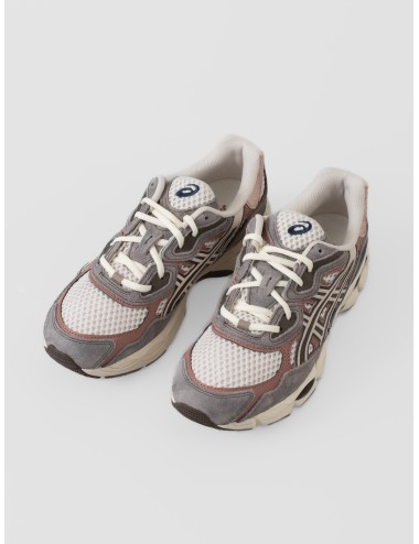 Zapatilla Asics GEL-NYC birch driftwood con malla abierta y superposiciones en contraste