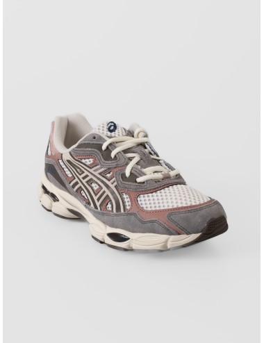 Zapatilla Asics GEL-NYC birch driftwood con malla abierta y superposiciones en contraste