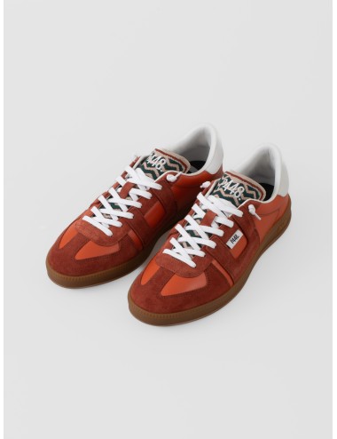 Zapatilla naranja P448 Monza con refuerzos de ante, talón blanco y suela color caramelo