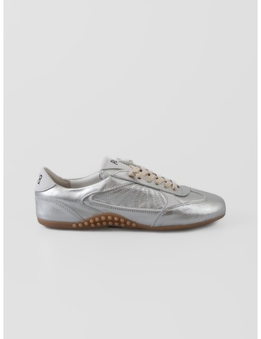 Zapatilla plateada P448 S26LISBON207-W con acabado metalizado, talón blanco y suela color caramelo