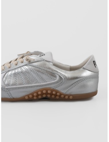Zapatilla plateada P448 S26LISBON207-W con acabado metalizado, talón blanco y suela color caramelo