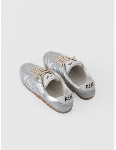 Zapatilla plateada P448 S26LISBON207-W con acabado metalizado, talón blanco y suela color caramelo