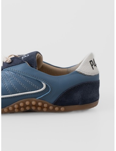 Zapatilla azul P448 Lisbon con refuerzos de ante, panel blanco y suela color caramelo