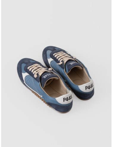 Zapatilla azul P448 Lisbon con refuerzos de ante, panel blanco y suela color caramelo