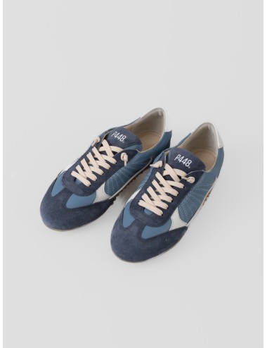 Zapatilla azul P448 Lisbon con refuerzos de ante, panel blanco y suela color caramelo