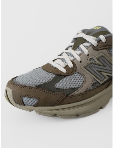 Zapatilla New Balance U2010V1 Covert Green con malla gris y paneles en tonos verde y marrón