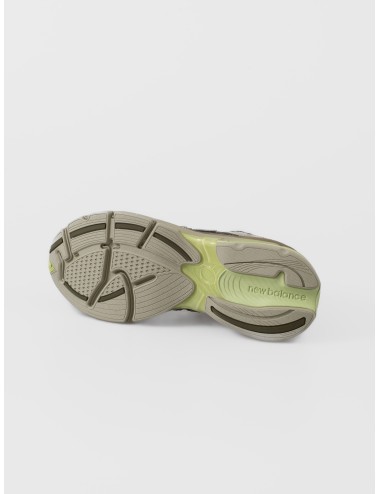 Zapatilla New Balance U2010V1 Covert Green con malla gris y paneles en tonos verde y marrón