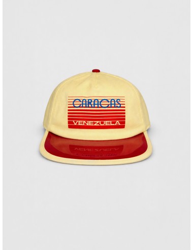 Gorra yellow VISIT Caracas 001 con gráfico frontal en contraste y visera roja brillante