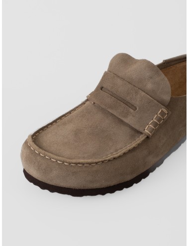 Zueco taupe BIRKENSTOCK Naples Wrapped de ante con empeine tipo mocasín