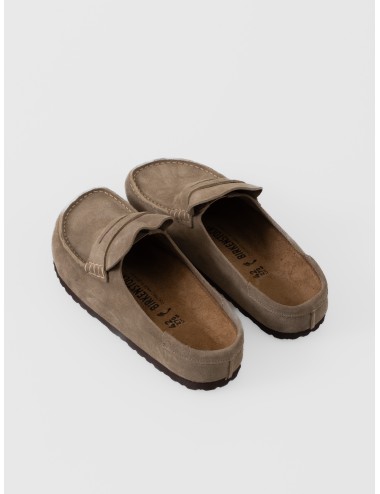 Zueco taupe BIRKENSTOCK Naples Wrapped de ante con empeine tipo mocasín