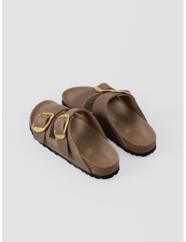 Sandalia Tabacco Brown BIRKENSTOCK Arizona Big Buckle de piel engrasada con grandes hebillas doradas