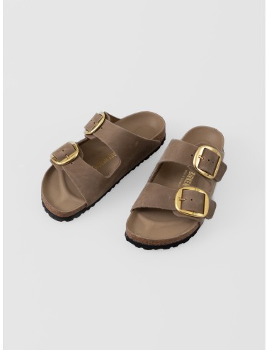 Sandalia Tabacco Brown BIRKENSTOCK Arizona Big Buckle de piel engrasada con grandes hebillas doradas