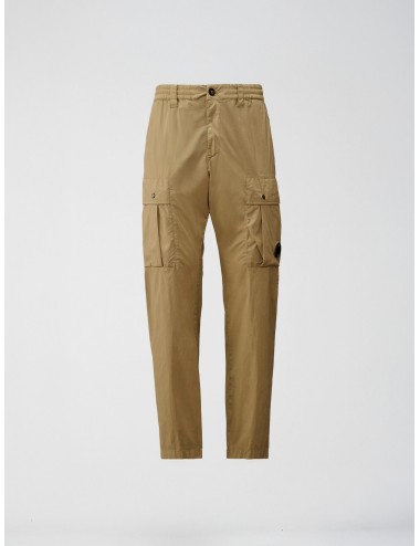 Pantalón cargo Moss Gray C.P. Company con bolsillos laterales y detalle Lens en la pierna.