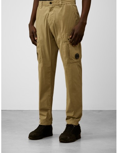 Pantalón cargo Moss Gray C.P. Company con bolsillos laterales y detalle Lens en la pierna.