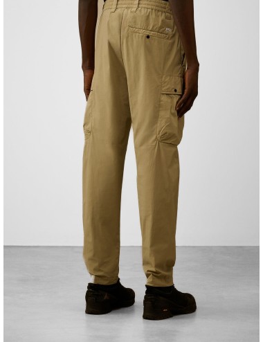 Pantalón cargo Moss Gray C.P. Company con bolsillos laterales y detalle Lens en la pierna.