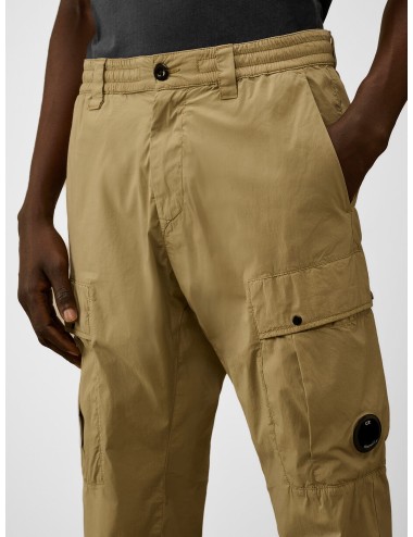 Pantalón cargo Moss Gray C.P. Company con bolsillos laterales y detalle Lens en la pierna.