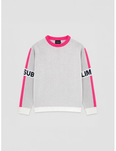 Jersey perla SUBLIM con cuello fucsia y detalle tipográfico en mangas