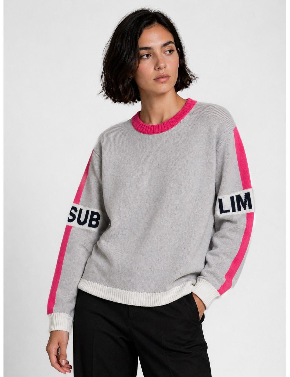 Jersey perla SUBLIM con cuello fucsia y detalle tipográfico en mangas