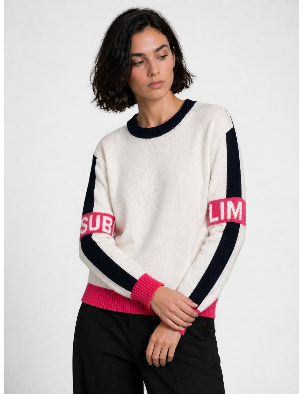 Jersey crudo SUBLIM mujer con cuello azul marino y acabados fucsia