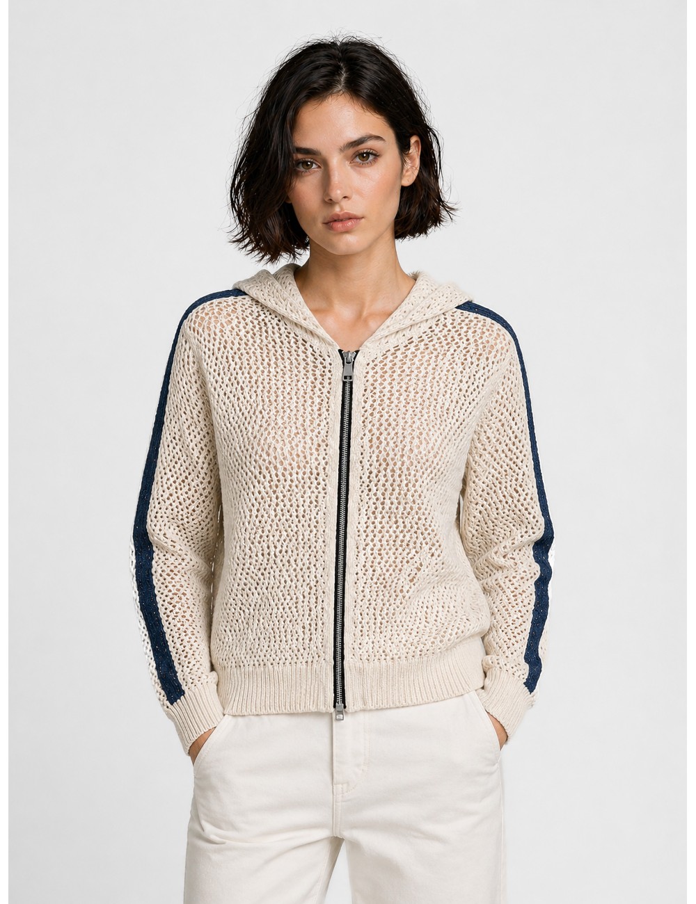 Chaqueta arena SUBLIM Calada Franja con punto calado, capucha y franjas azules