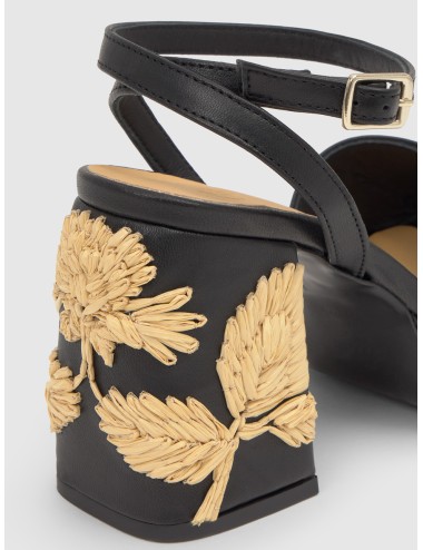 Sandalia CASTAÑER VASILIA en negro con bordado floral en rafia y tacón de 10 cm