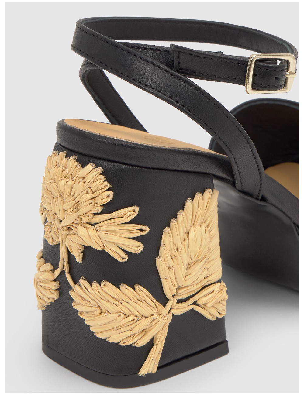 Sandalia CASTAÑER VASILIA en negro con bordado floral en rafia y tacón de 10 cm