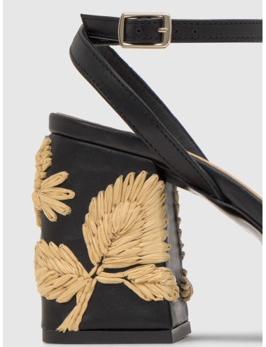 Sandalia CASTAÑER VASILIA en negro con bordado floral en rafia y tacón de 10 cm