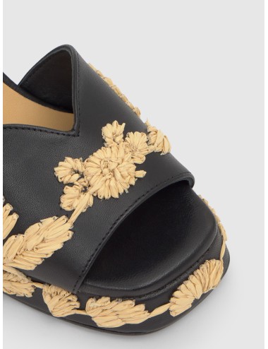 Sandalia CASTAÑER VASILIA en negro con bordado floral en rafia y tacón de 10 cm