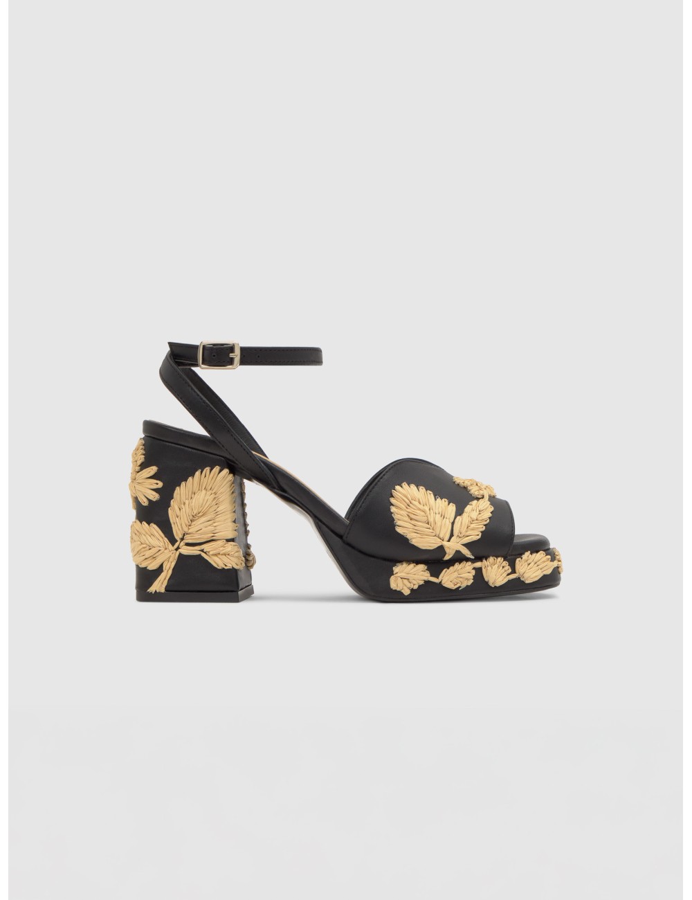 Sandalia CASTAÑER VASILIA en negro con bordado floral en rafia y tacón de 10 cm