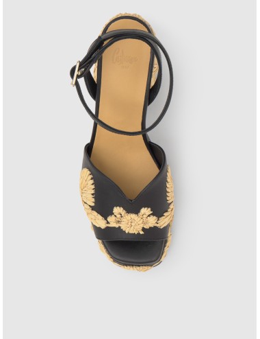 Sandalia CASTAÑER VASILIA en negro con bordado floral en rafia y tacón de 10 cm