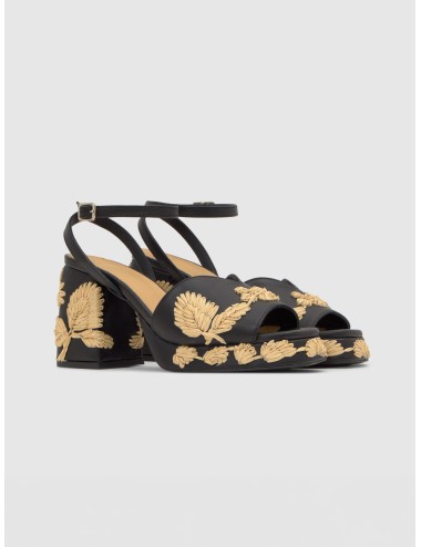Sandalia CASTAÑER VASILIA en negro con bordado floral en rafia y tacón de 10 cm