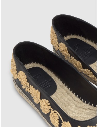Alpargata CASTAÑER PARIS en negro con napa negra y bordado floral en rafia