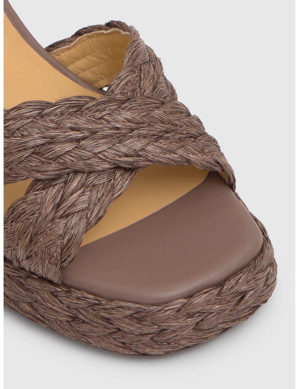 Sandalia CASTAÑER VALERIETTE en taupe con rafia taupe y tacón de 10 cm