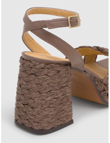 Sandalia CASTAÑER VALERIETTE en taupe con rafia taupe y tacón de 10 cm