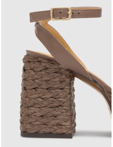 Sandalia CASTAÑER VALERIETTE en taupe con rafia taupe y tacón de 10 cm