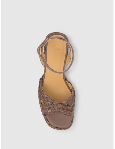 Sandalia CASTAÑER VALERIETTE en taupe con rafia taupe y tacón de 10 cm