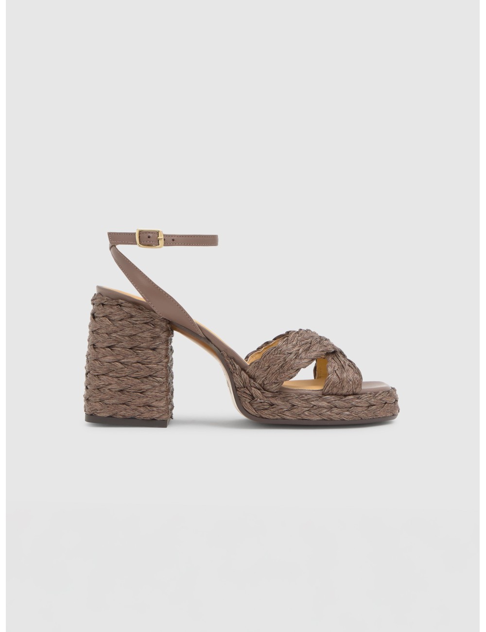Sandalia CASTAÑER VALERIETTE en taupe con rafia taupe y tacón de 10 cm