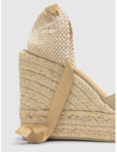 Alpargata CASTAÑER CHIARA en oro claro con lino metalizado y cuña de 11 cm