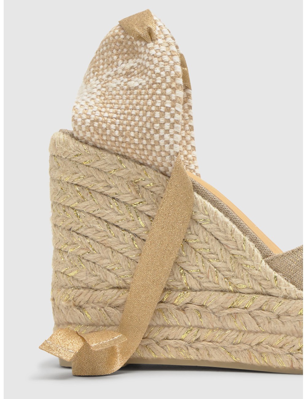 Alpargata CASTAÑER CHIARA en oro claro con lino metalizado y cuña de 11 cm