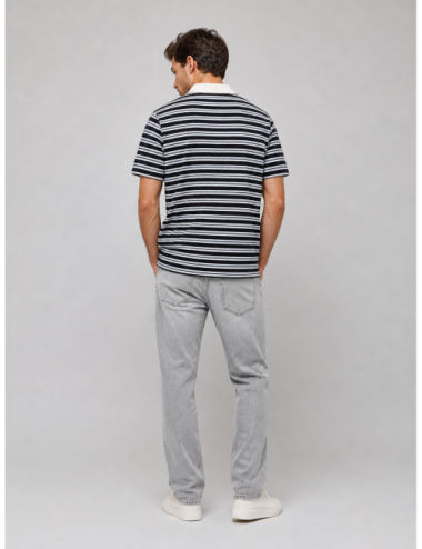 Polo de rayas azul marino A.P.C. con cuello blanco en contraste